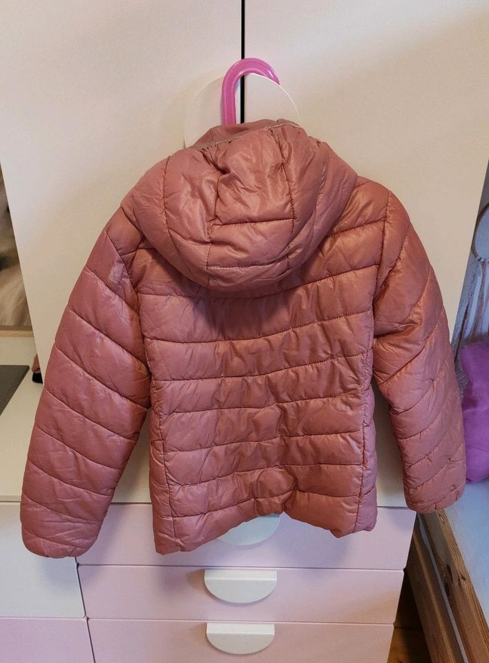 +++Rosa Mädchen Jacke H&M Gr.134/140+++ in Alfeld (Leine)