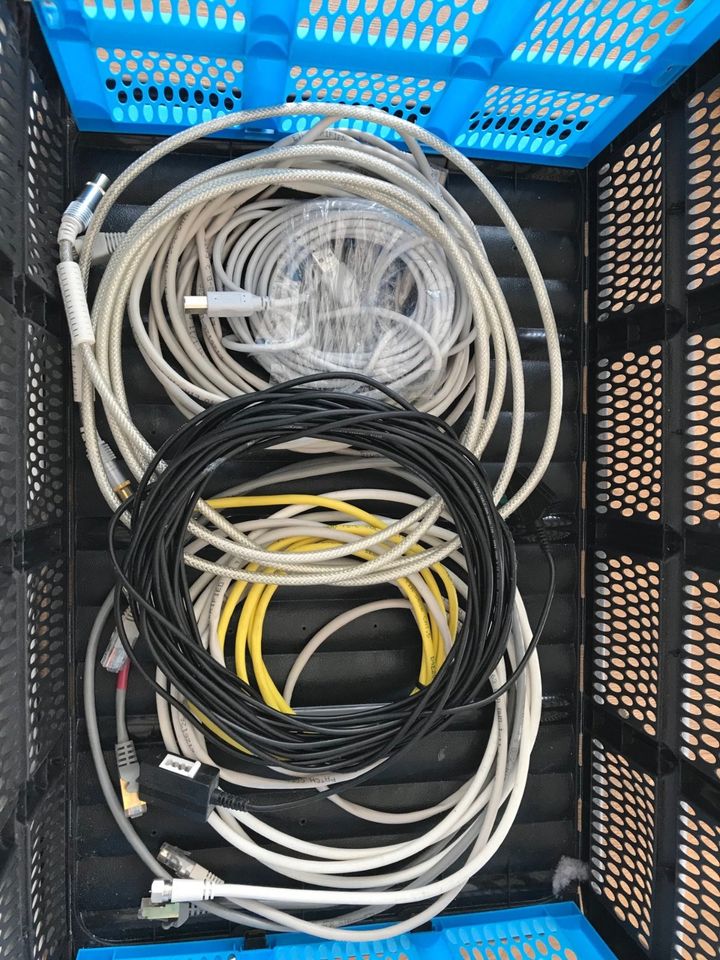 Konvolut Kabel und Router für PC-Internet in Eningen