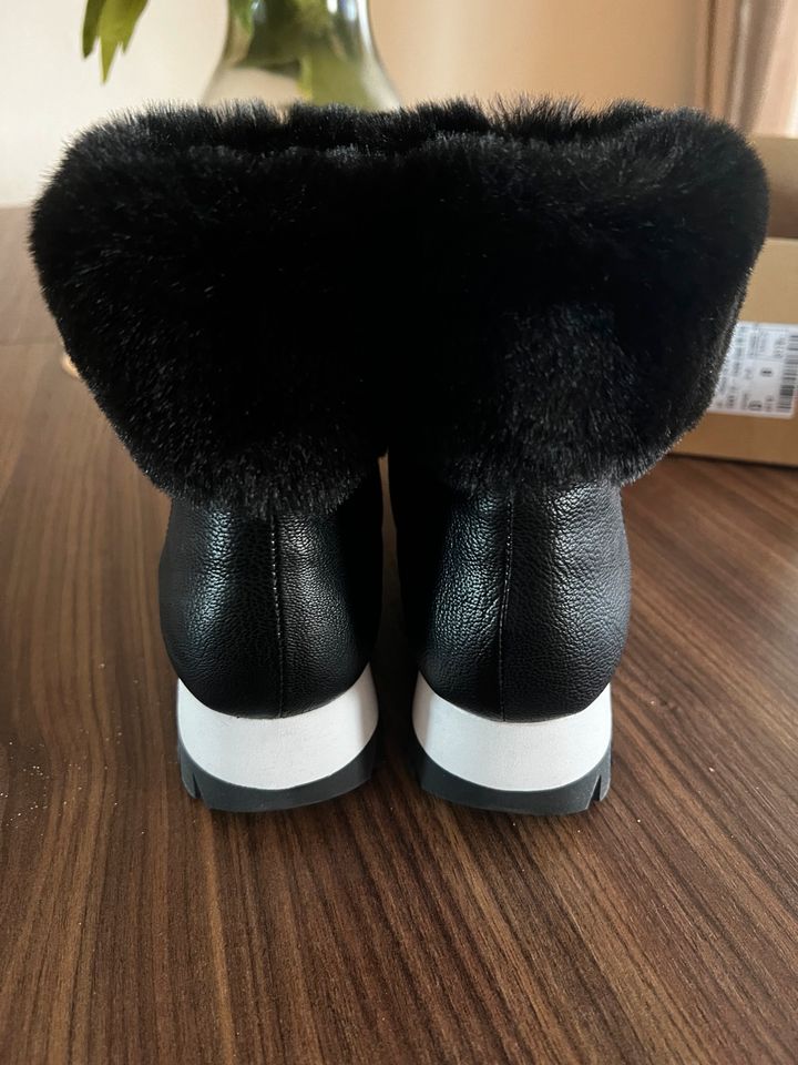 DKNY Stiefelette Ankle Boots kunstpelz Schwarz Größe 38-7,5 Neu in Berlin