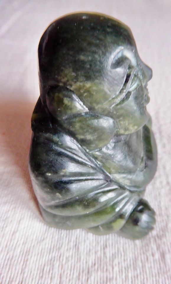 Budda geschnitzt Jade grün marmoriert ca: 5x6x4cm in Erding