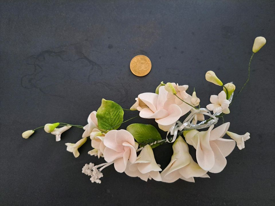 Geburtstag Hochzeit Torten-Deko Zucker-Blumen weiß rosa Blüten in Kreuzau