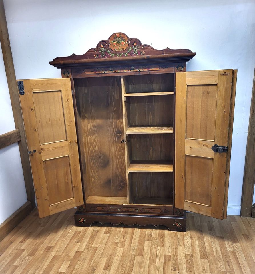 Voglauer Bauernschrank Schrank Landhaus Vintage Retro Flur 1099€* in Fulda