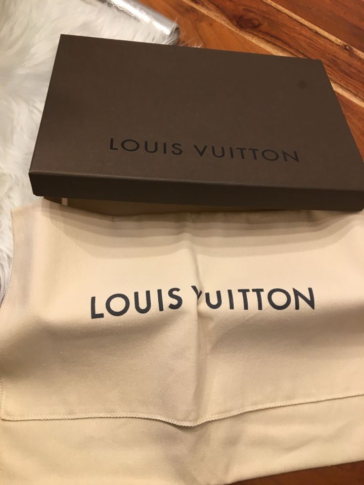 Louis Vuitton Karton Stoffbeutel Originale in Boostedt