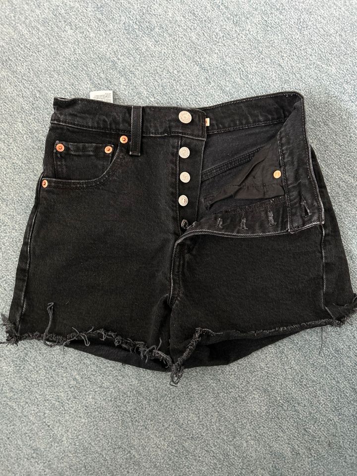 Levi’s Shorts Jeans kurz Gr. 24 Ribcage Shorts, neuwertig in Altenholz