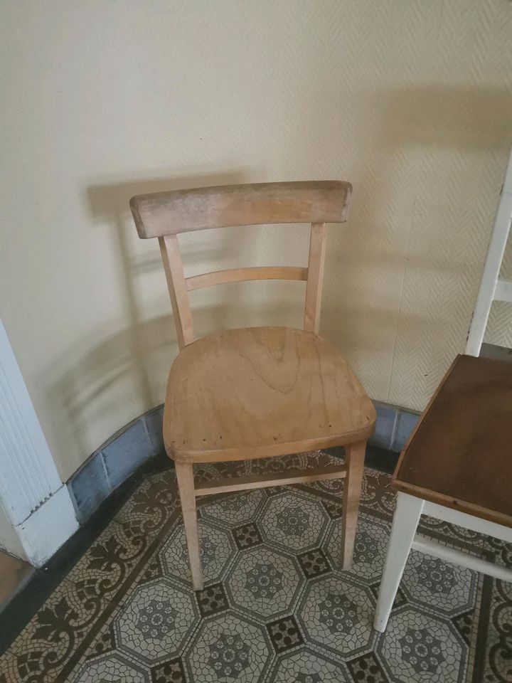 Thonet Stühle Sessel Hocker Teppich Regal Waage Zeitungsständer in Leipzig