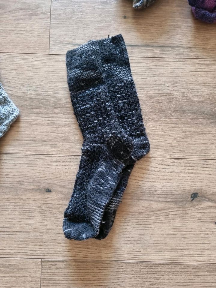 Selbstgestrickte Socken Schurwolle in Darmstadt