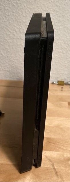 PS4 Slim inklusive 2x Controller in Düsseldorf