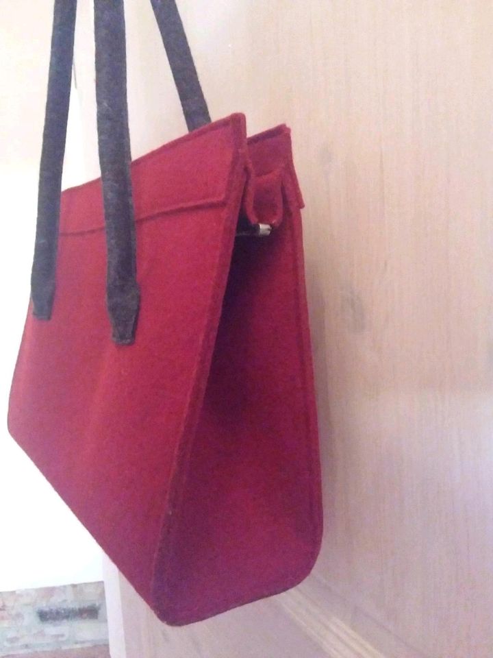 Filztasche, Schultertasche, handgenäht, rot, Frau Schmitt in Münchsteinach