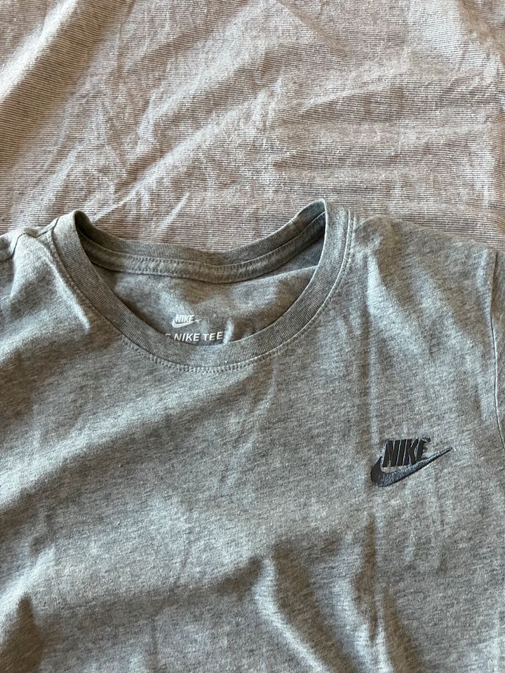 NEUES Nike Tshirt Herren grau Gr.S in Emmendingen