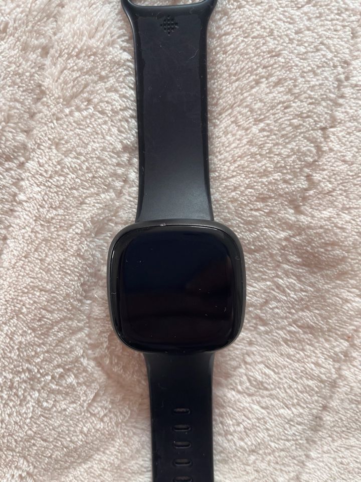 Fitbit Versa 3 schwarz mit Schutzhüllen, Originalverpackung etc in München