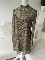 Lipsy Kleid Chiffon Trompetenärmeln Gr. 36 Khaki Zara Frankfurt am Main - Ostend Vorschau