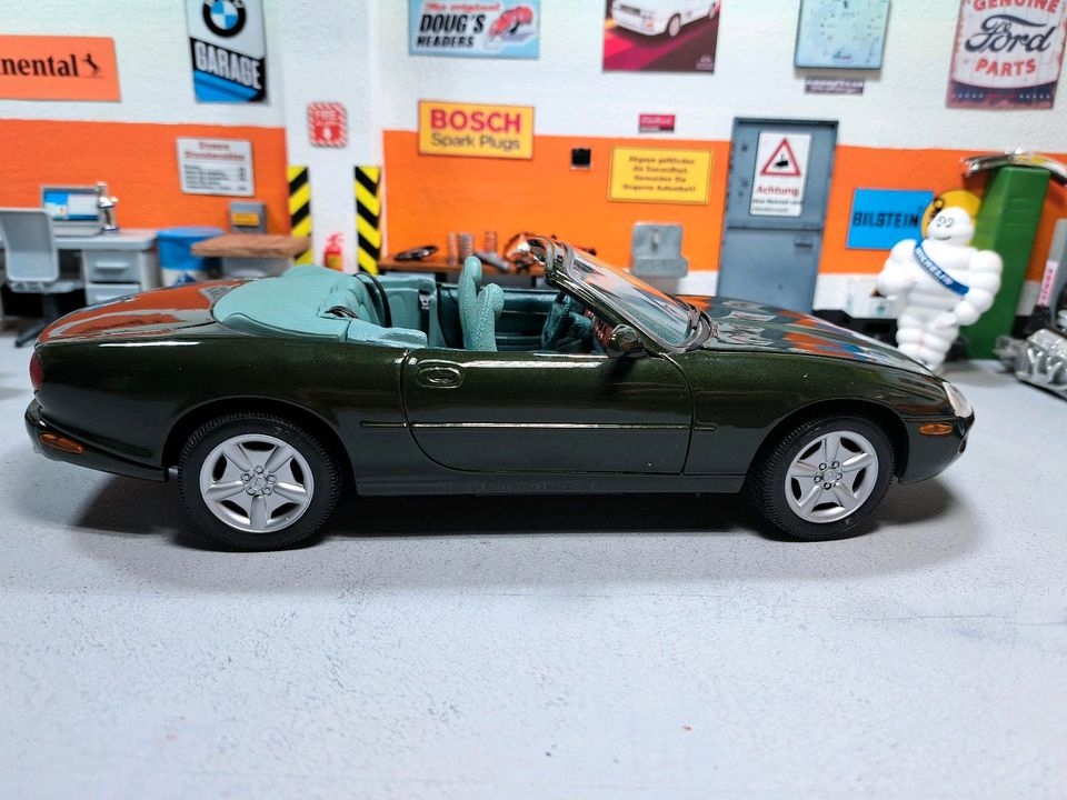 Modellauto Jaguar XK8 Cabrio 1:18 Maisto top Zustand Sammlung in Bad Wurzach