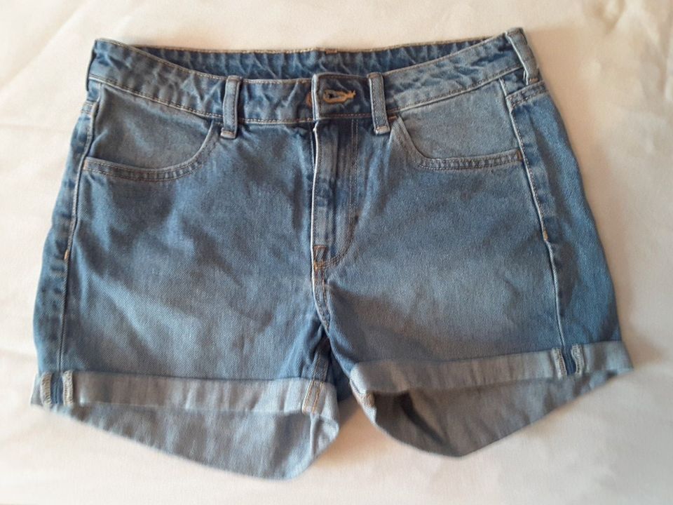 H&M Jeansshorts 36 hellblau kurze Hose in Untermerzbach