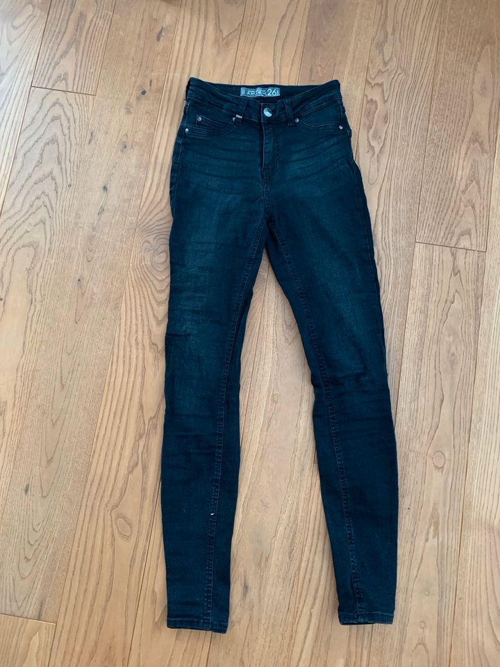 New Yorker Mid Waist skinny Jeans in schwarz in Paderborn