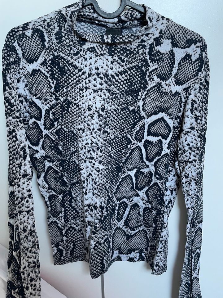 Langarm Shirt Pullover schlangen optik ginatricot in Bremerhaven