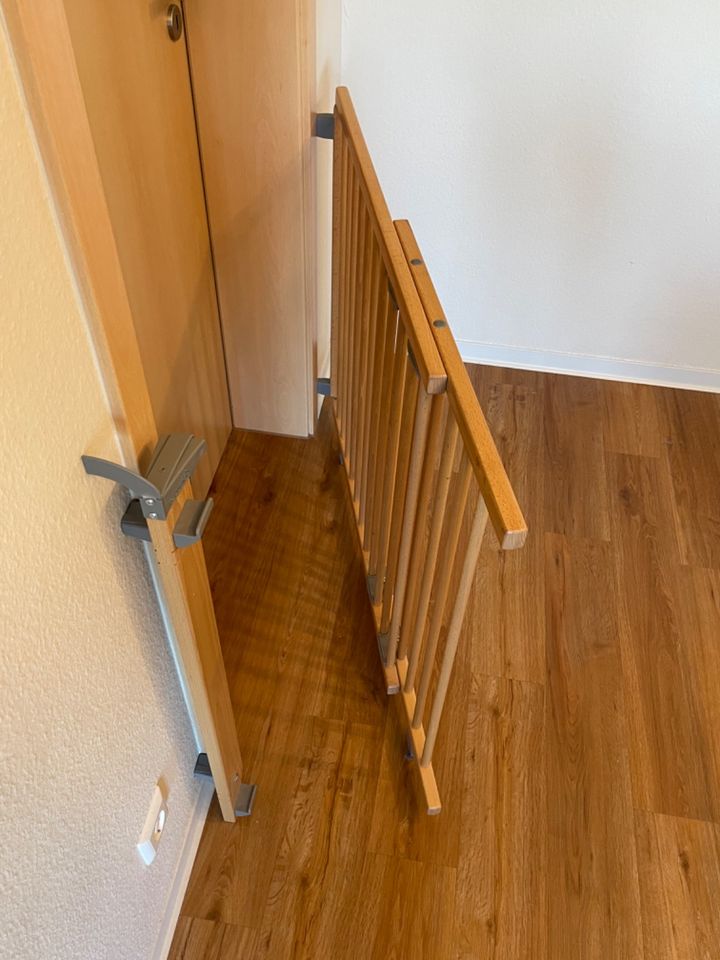 Schwenkbares Treppenschutzgitter Türschutz Babygitter Geuther in Biberach an der Riß