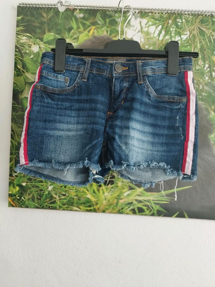 Jeans Shorts, kurze Hose, Größe 36 in Duisburg