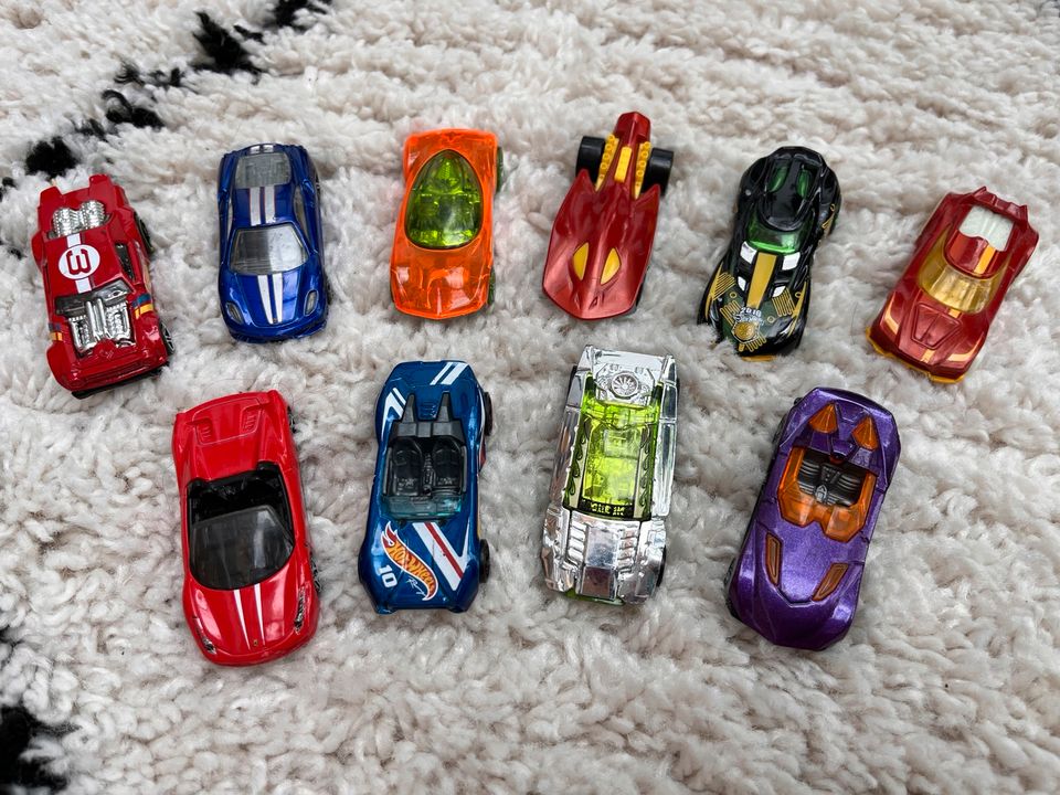 10 Hotwheels Autos im Set in Jena