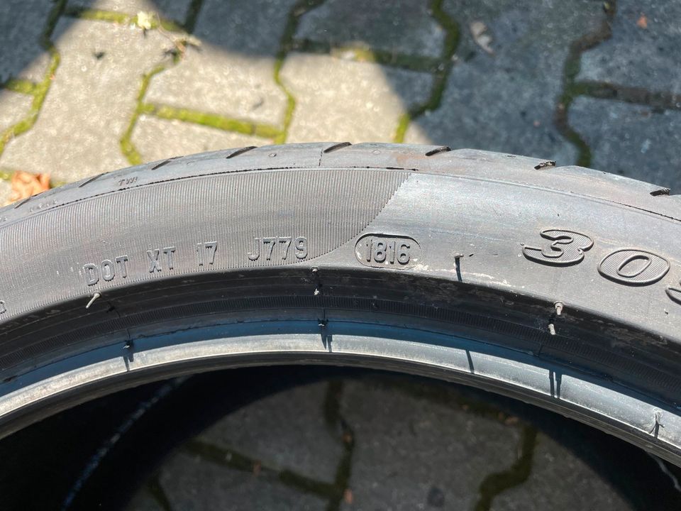 2 Sommerreifen 305/30 ZR 19 (102Y) Pirelli PZero RO1 Sommer in Speichersdorf