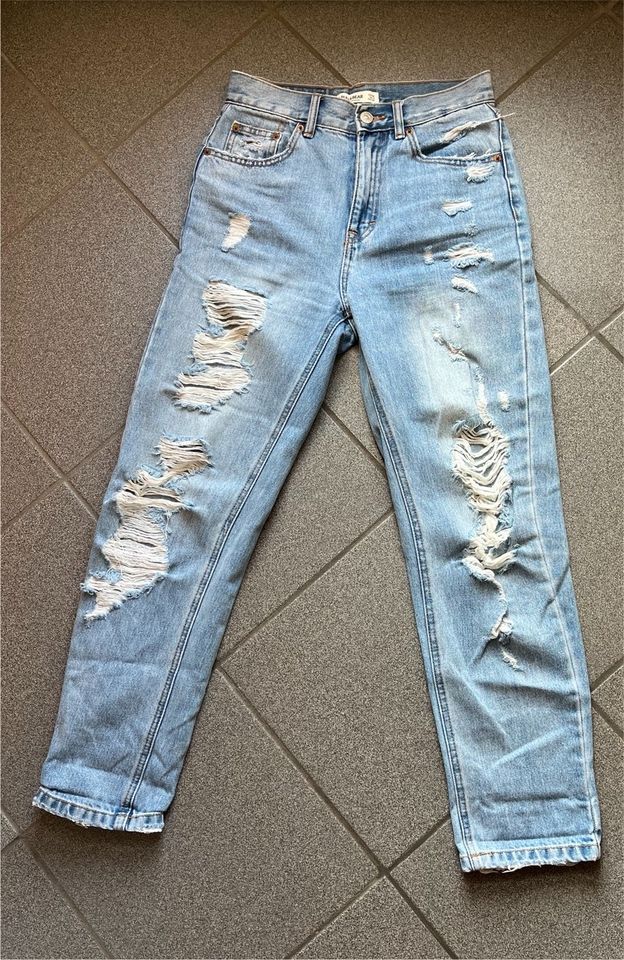 Pull & Bear Hose - Straight Jeans mit Löchern in Geldern