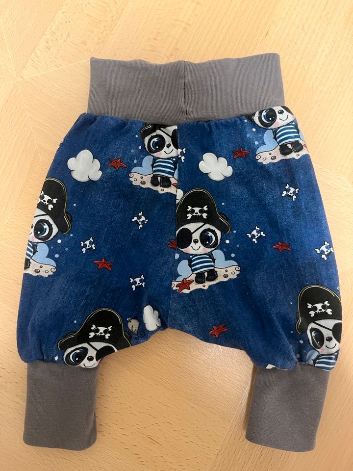 Süße Baby Hose Pirat Pumphose Handmade, Gr. 56, neu in Herborn