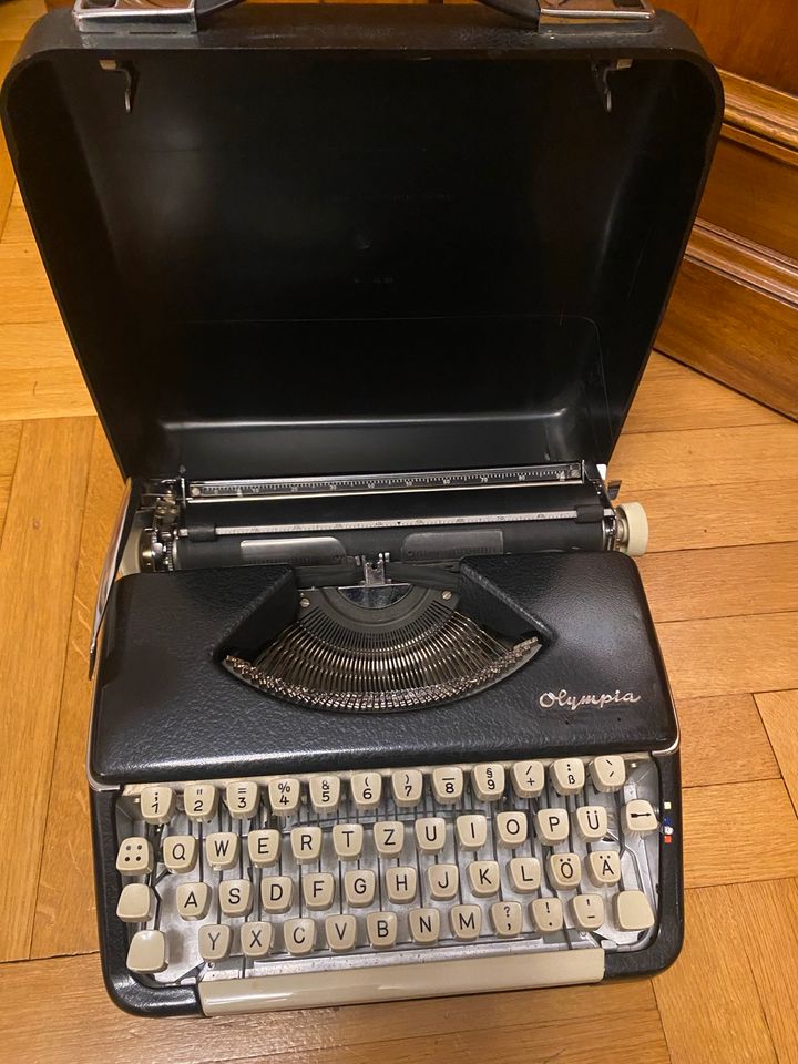 Olympia Schreibmaschine Reiseschreibmaschine in Hamburg