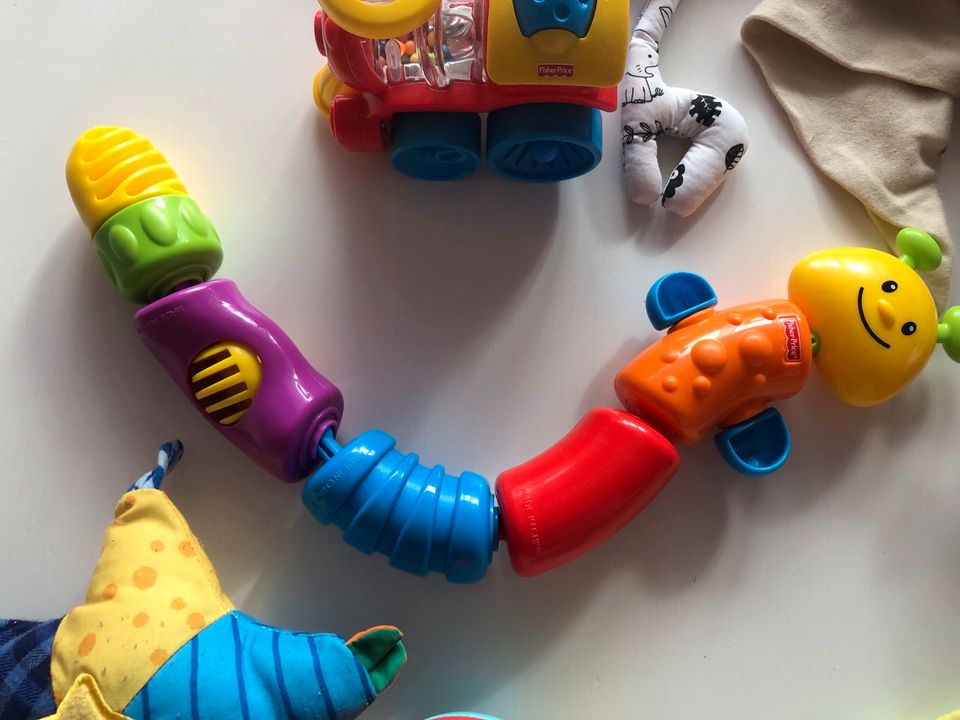 Baby Spielzeug OBALL Schmusetücher Wagenkette Beißring Rassel Hol in Niederdorfelden