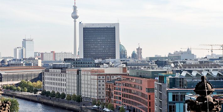 Arbeiten über den Dächern Berlins / Friedrichstr. in Berlin