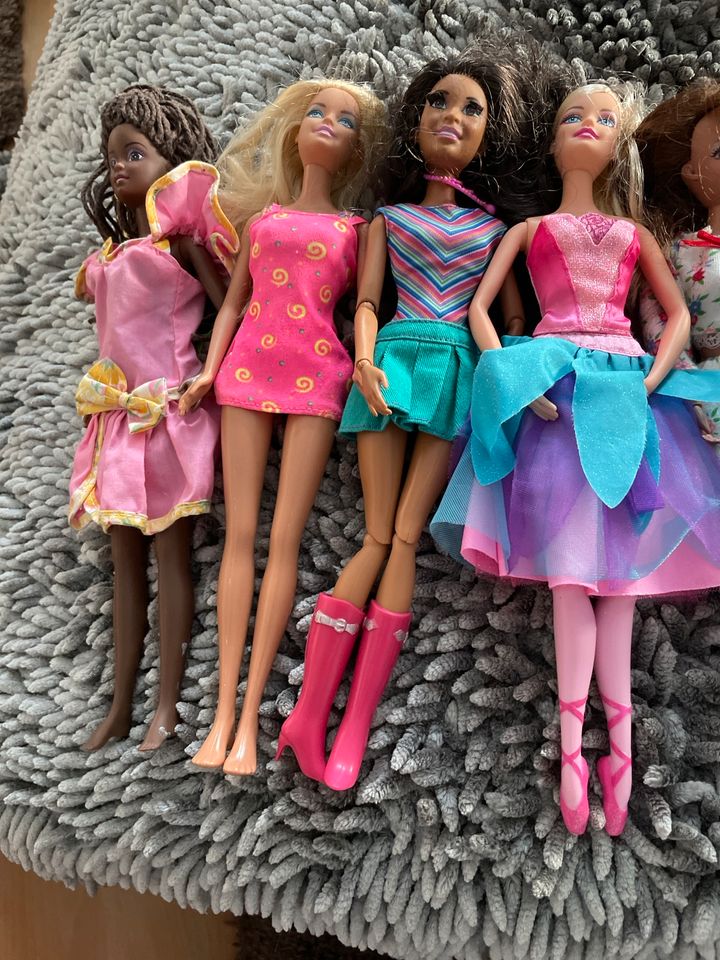 Viele Barbie-Puppen in Mering