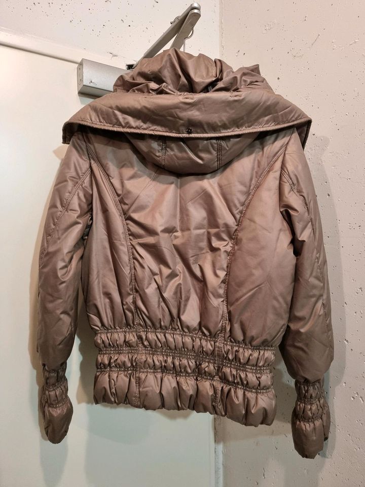 Daunenjacke Winterjacke in Gr. 38 beige neuwertig in München