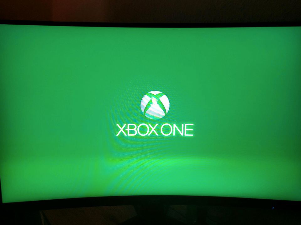 Xbox One X mit OVP + Zubehör - sehr guter Zustand in Bad Oeynhausen