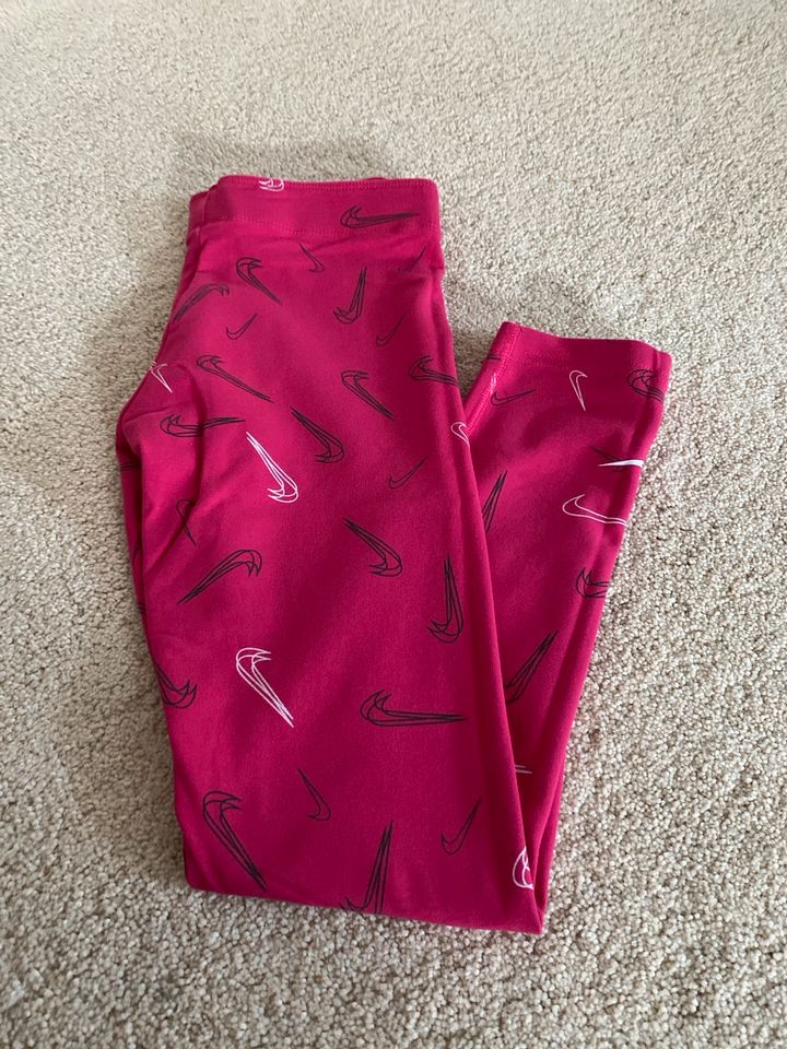 Nike Leggings neu Gr 146 in Rielasingen-Worblingen