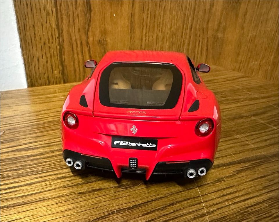 Modellauto 1:18 ELITE Ferrari F12 Berlinetta Hot-Wheels in Frankfurt am Main