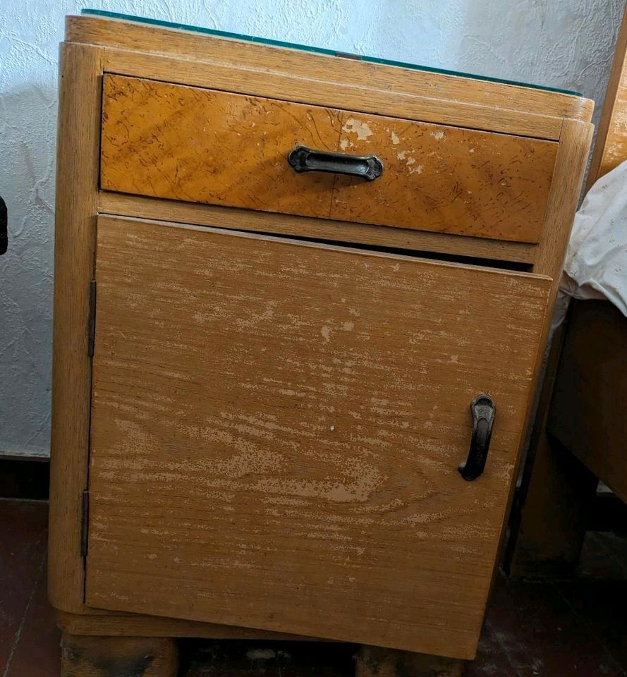 Kleiderschrank DDR Retro mit dazugehörigen Nachtschränkchen in Königsee