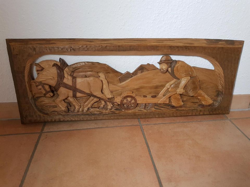 Holzrelief Pflügender Bauer mit Pferden, handgeschnitzt in Mainz