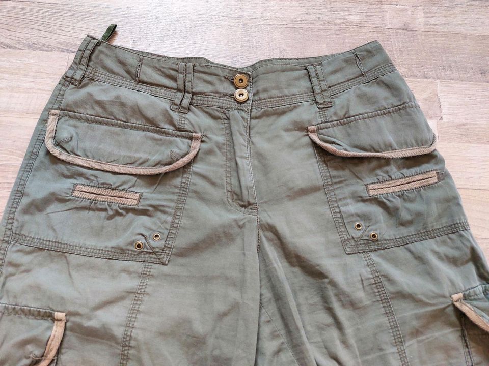 Hose / Shorts khakigrün Gr. 40/42 in Uslar