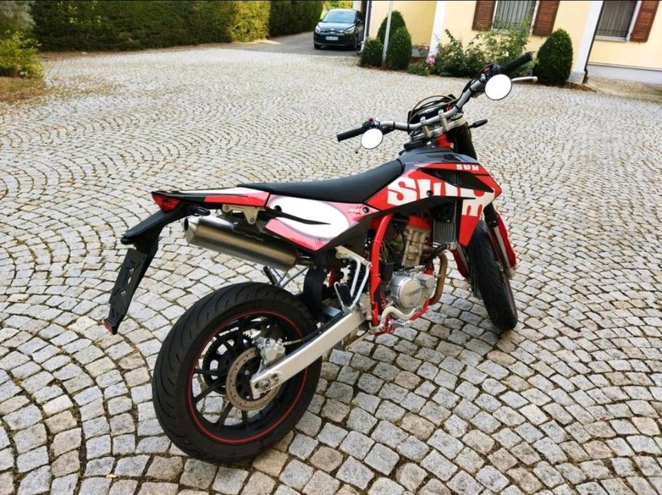 Motorrad SWM SM 125 in Cham