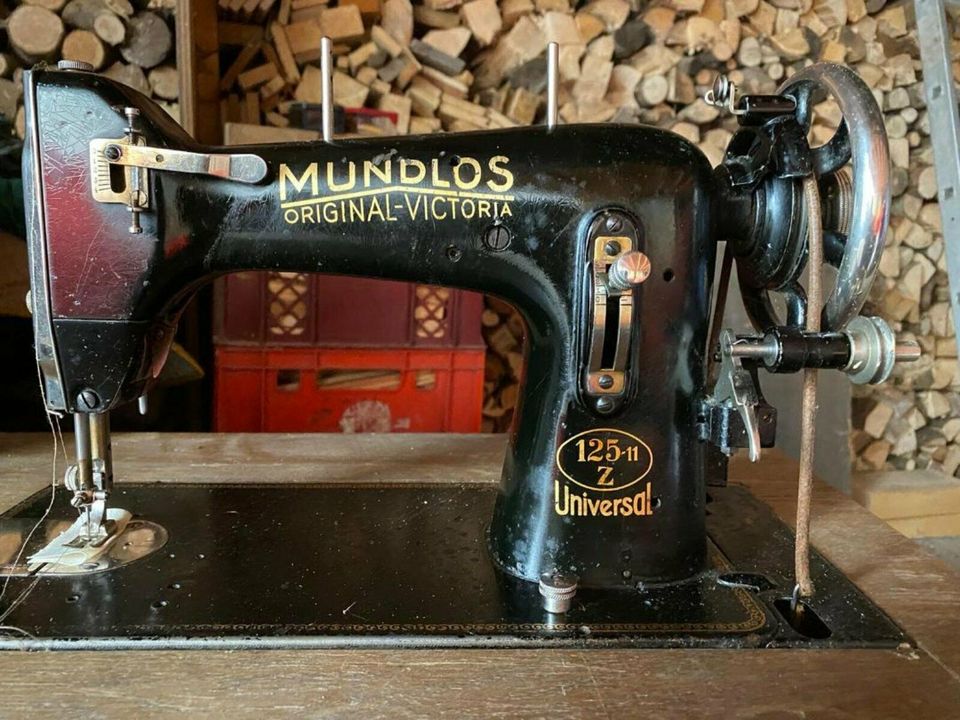 Antike Nähmaschine von MUNDLOS  Original Victoria 125-n in Leipheim