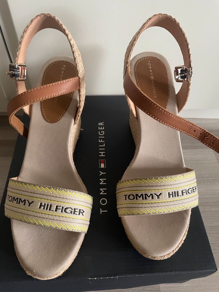 Neue Schuhe Sandalen Elena mit Keilabsatz von Tommy Hilfiger in Dinslaken