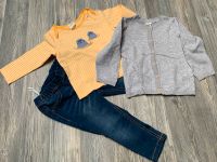 Baby Kleidung. Set in 80. Jeans, Shirt, Strickjacke. Baden-Württemberg - Pforzheim Vorschau