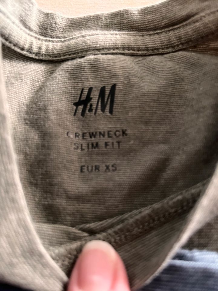 4 Basic-Langarmshirts von H&M in Dettenhausen