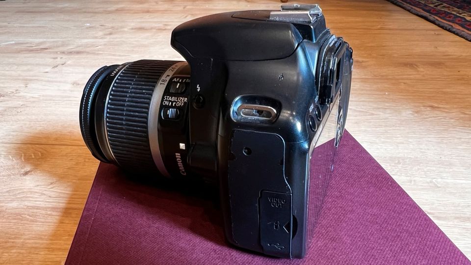 Canon EOS 450D Spiegelreflexkamera mit Objektiv in Solingen