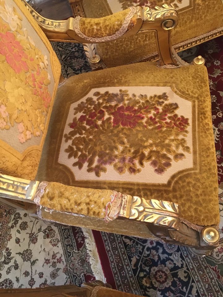 Antike Sitzgruppe Gold-gelb mit Schnitzereien Sofa und 4 Stühle in Elstra