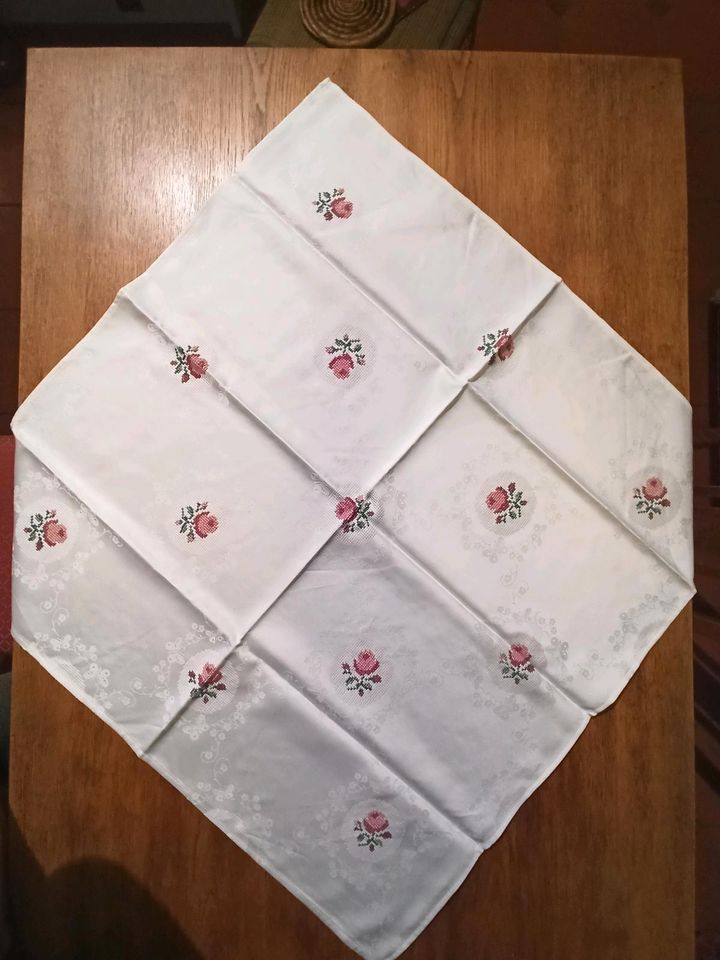 Handbestickte weiße Tischdecke Mitteldecke mit Rosen in Hamburg