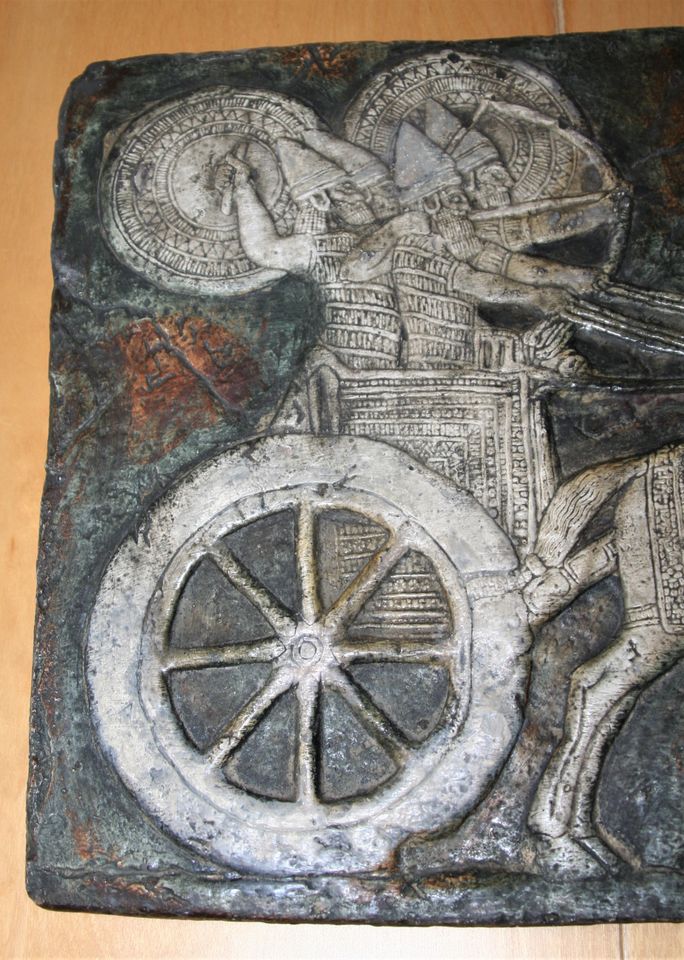 Wandplatte Gipsabguss: Relief assyrische Krieger Streitwagen in Berlin