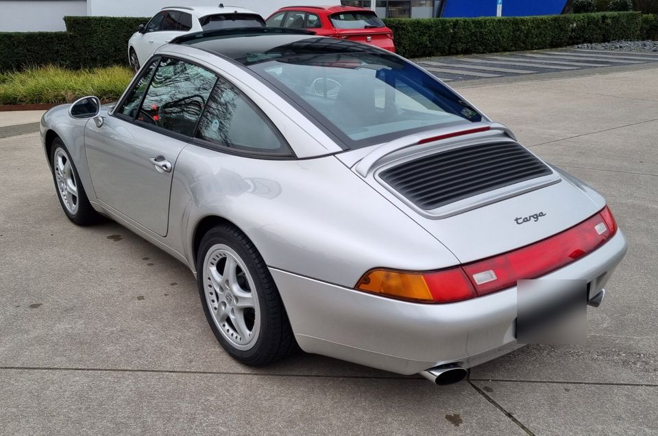 Perfekter Porsche 993 TARGA , Jahreswagenniveau, 42 TKM silber, in Hürth