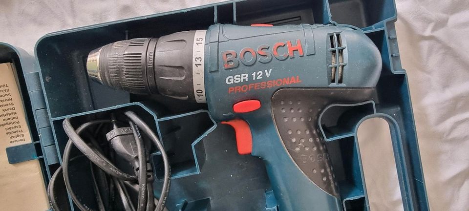 Bosch blau GSR 12 V Akkuschrauber in Höhenkirchen-Siegertsbrunn