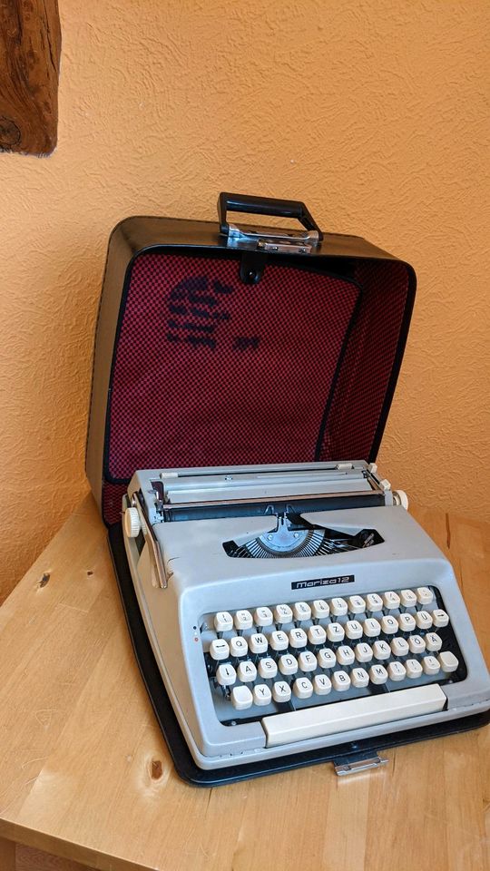 Alte mechanische Schreibmaschine mit Koffer in Jersleben