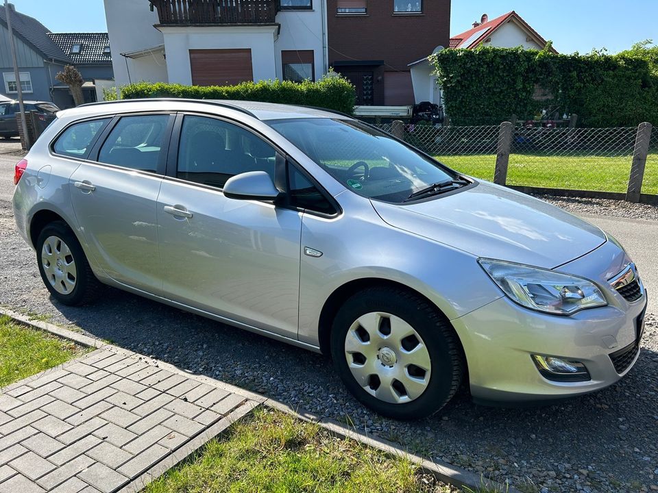Opel Astra J 1,4 Sports Tourer TÜV Neu ! in Porta Westfalica