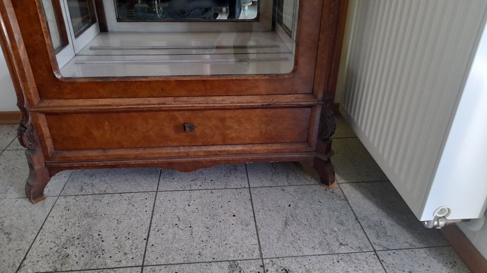 Antike Vitrine, Schrank, verspiegelte Rückwand in Minden